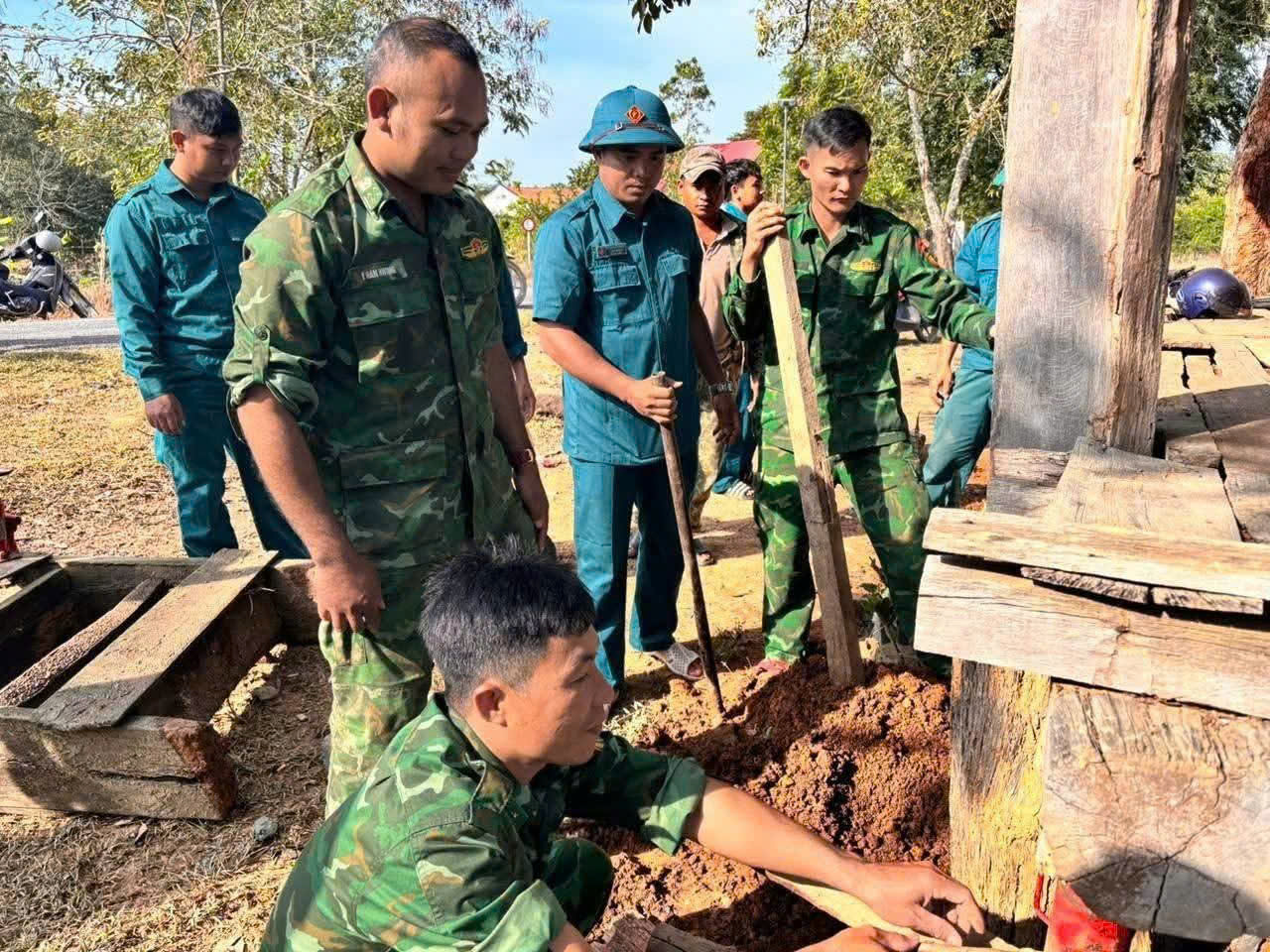 BIÊN PHÒNG VÀ DÂN QUÂN CHUNG SỨC HỖ TRỢ BÀ CON VÙNG LŨ.